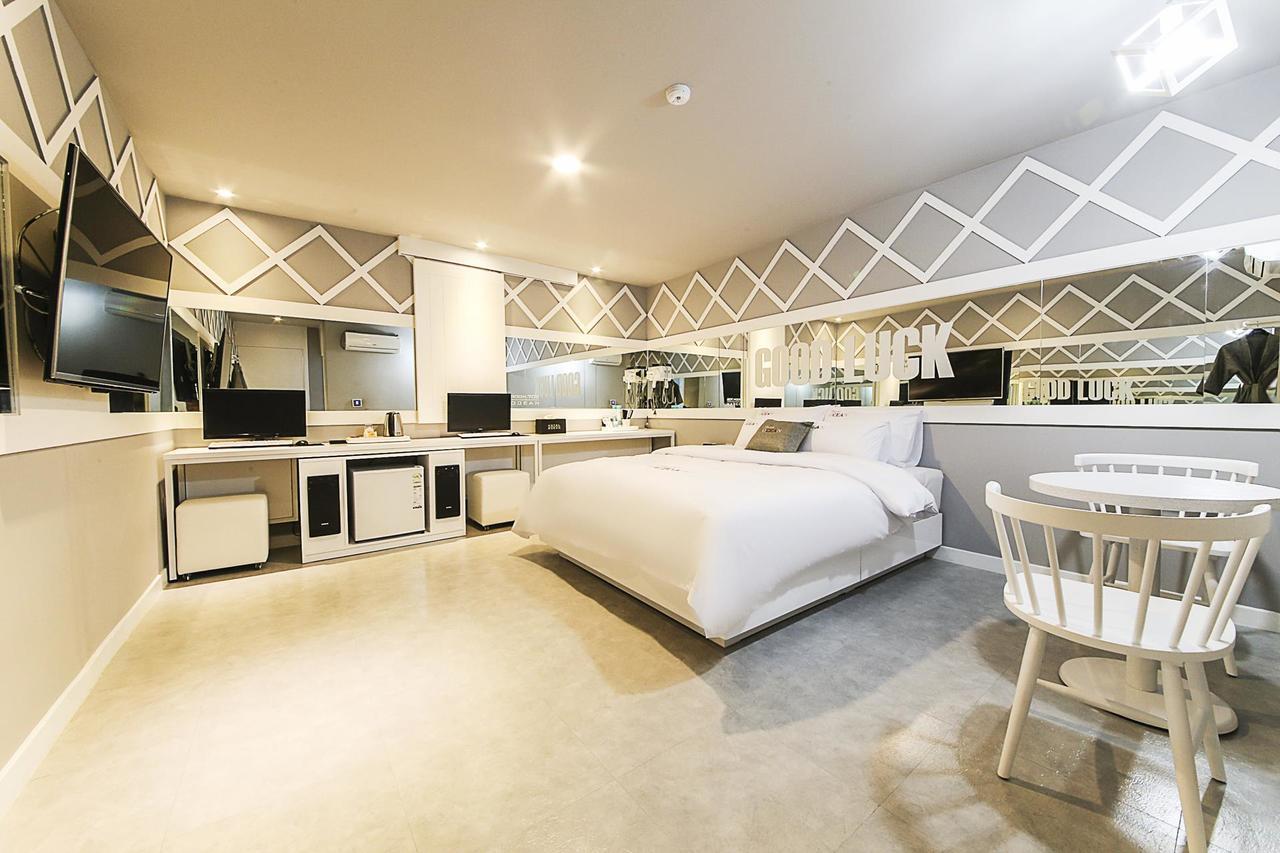 Cheongju Ocean Hotel Bagian luar foto